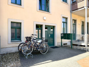 mit Fahrradabstellplatz