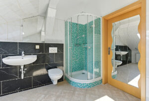 Badezimmer mit Dusche