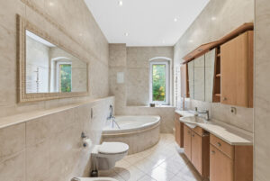 Tageslichtbad mit Badewanne
