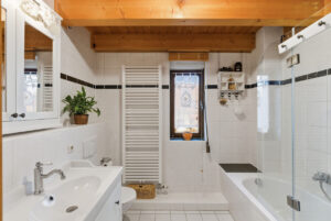 angrenzendem Badezimmer