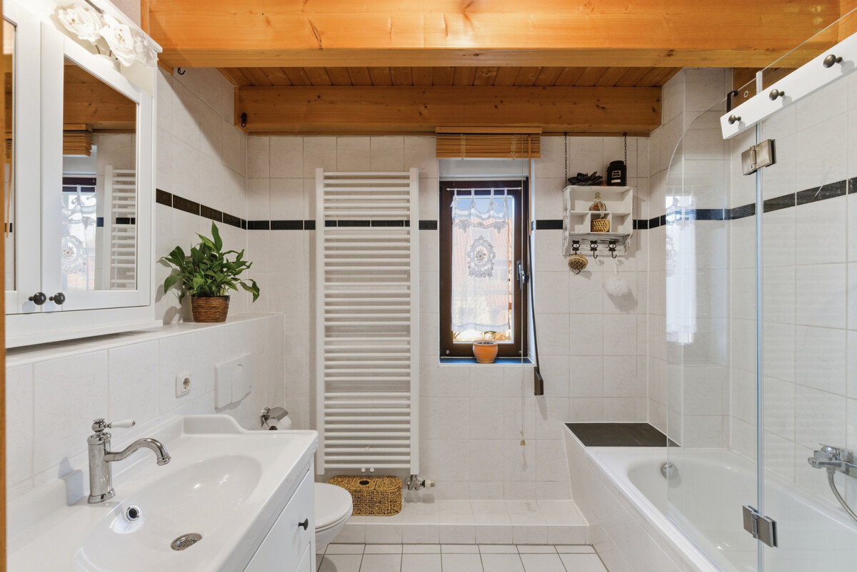 angrenzendem Badezimmer