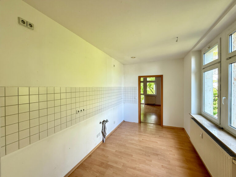 Küche mit großen Fenstern